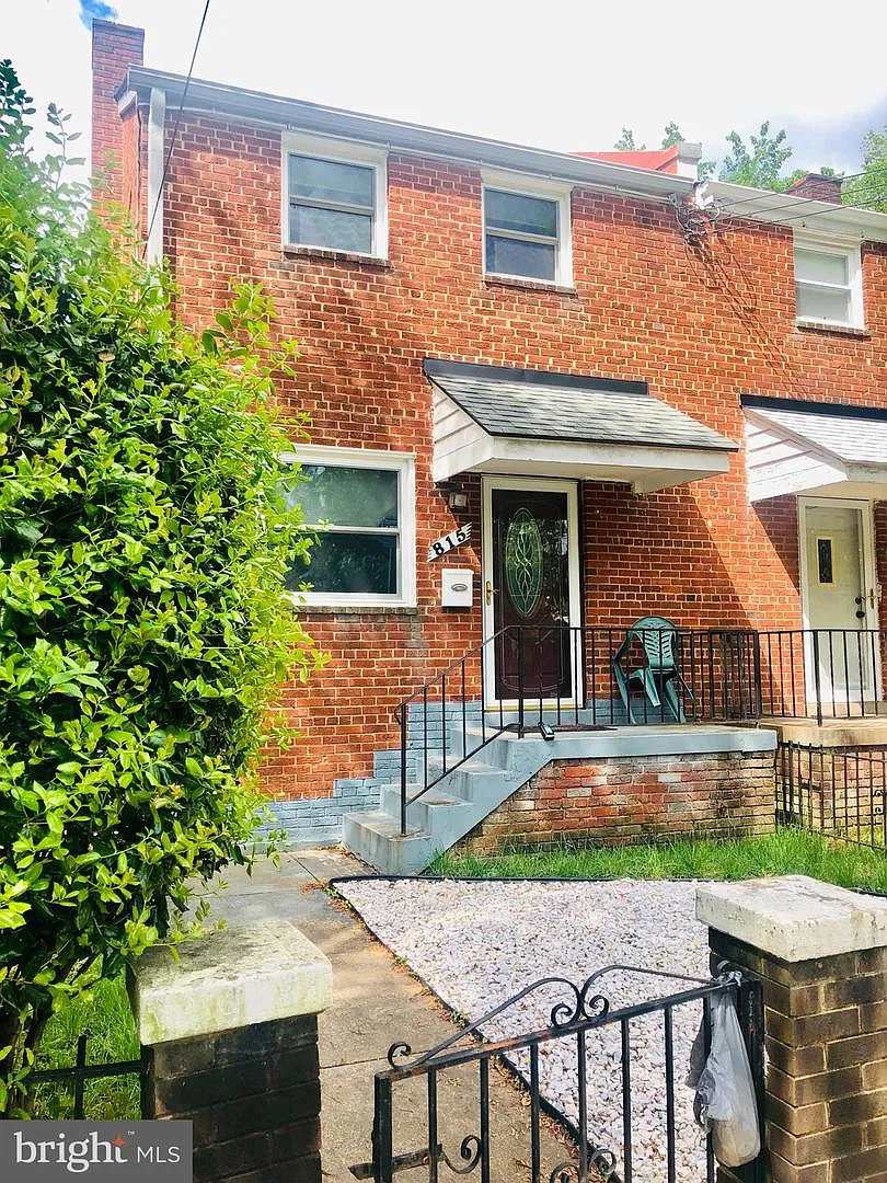 815 Adrian St SE photo 1