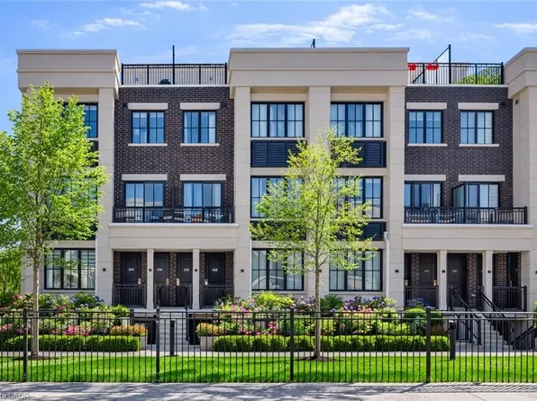 652 Cricklewood Dr #203, Mississauga, ON L5G 0B7