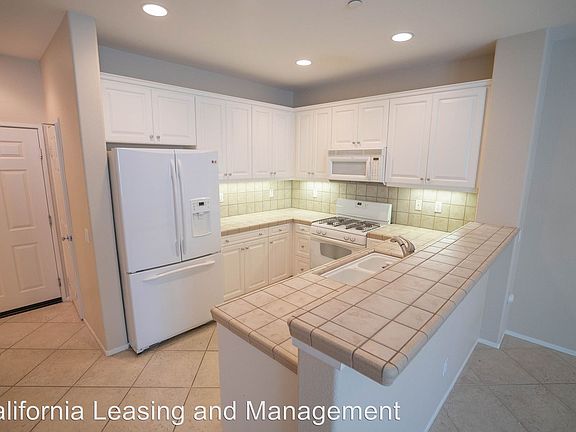 4th image of 24064 Meadowbrook Ln