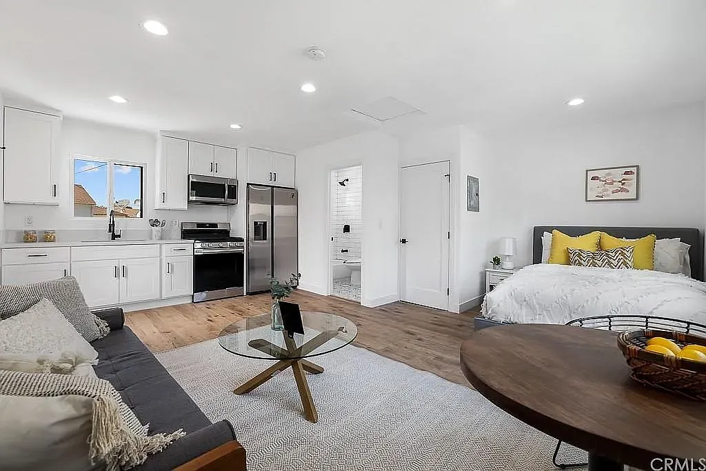 Studio, 360 sqft, $2,300 — Photo 2