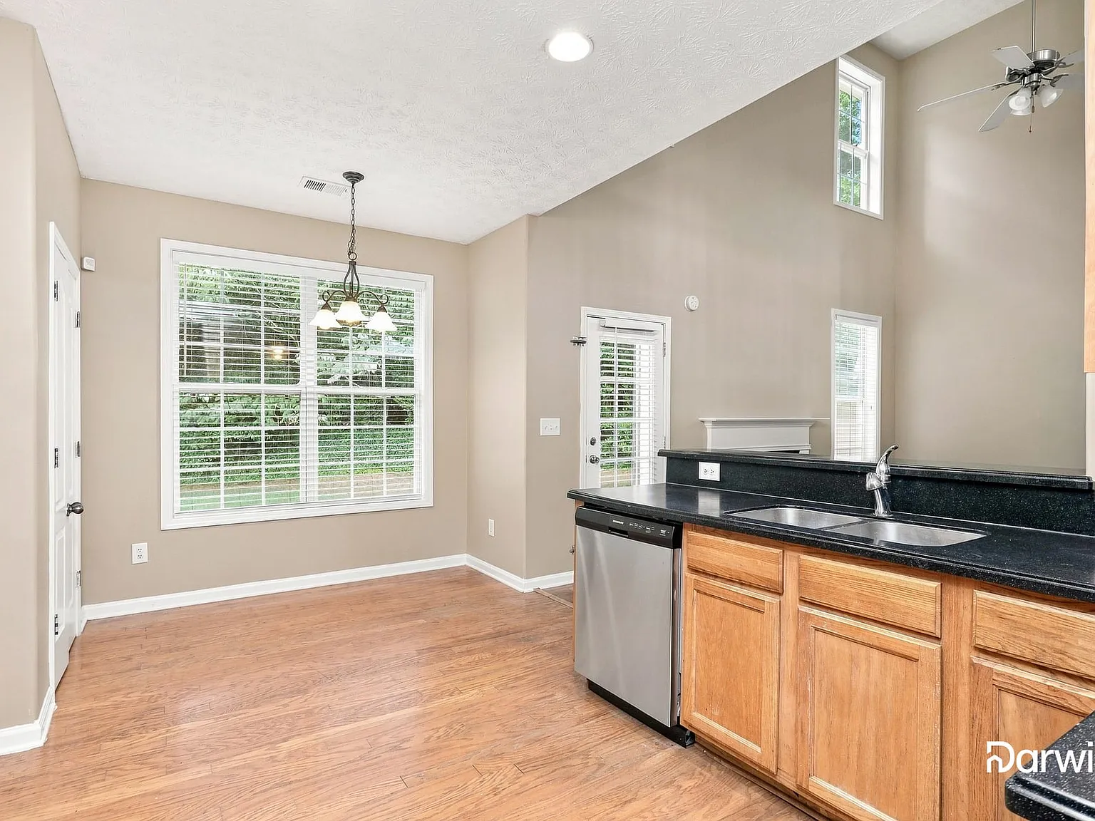 4 bed, 2.5 bath, 2142 sqft, $2,275 — Photo 2