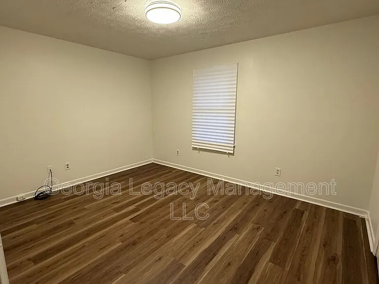 365 Fowler Dr — Photo 4