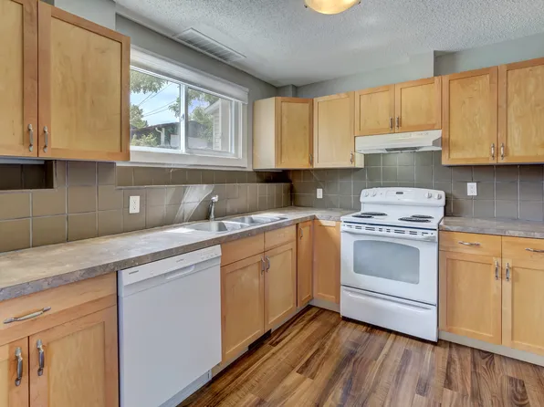 2415 9th St NW #B, Calgary, AB T2M 3L9