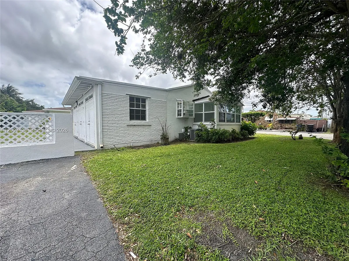 Photo 1 of 11 - 122 NE 2nd Ave - Hallandale Beach, FL Primary Photo - 122 NE 2nd Ave