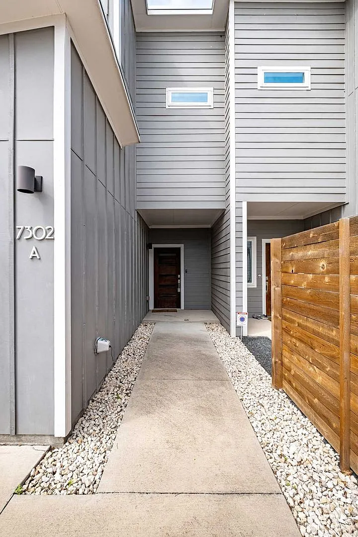 Contemporary 2 Bedroom, 2.5 Bath, 2-Story Home in Austin — Photo 4