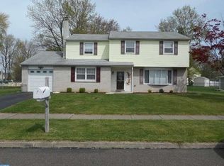 22 Dawn Rd, Levittown, PA 19056