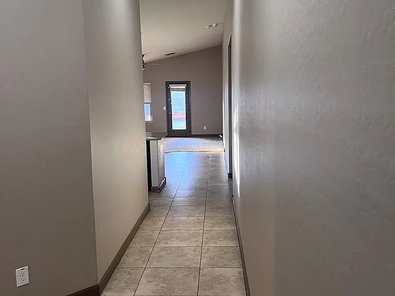 1148 E Barrus Dr — Photo 4