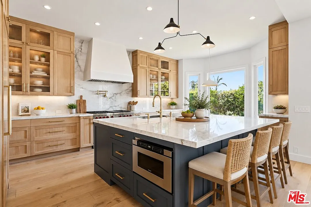 5 bed, 4.5 bath, 4619 sqft, $17,500 — Photo 4
