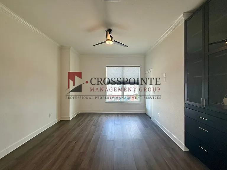 548 W Erwin St — Photo 10