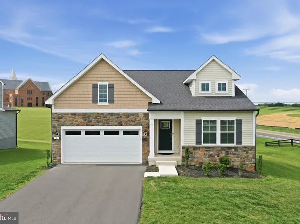 2 Edinburgh Ct, Charles Town, WV 25414