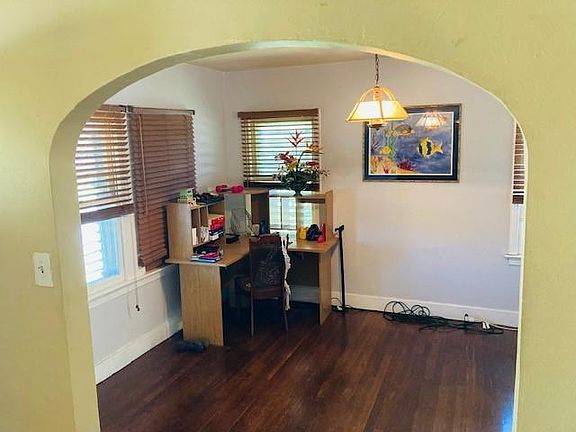 Archway leading into the diningroom