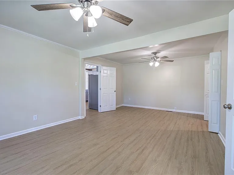 415 E 10th St SE — Photo 23