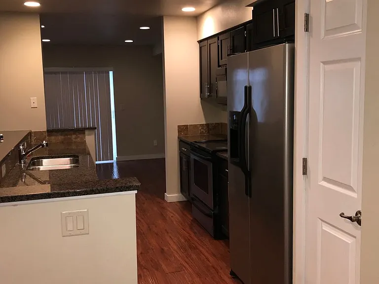 527 E St NE — Photo 7
