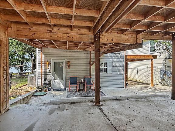3rd image of 1152 W Lake Dr