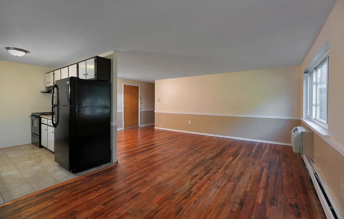 Bradley Court — Photo 2