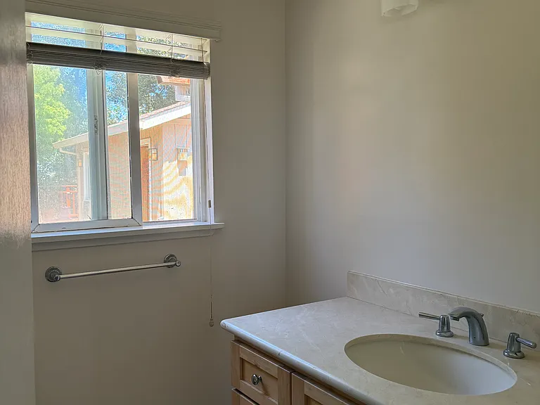 45 Compton Ter — Photo 6
