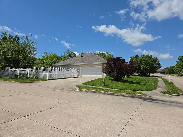 4200 Beach Pointe Dr — Photo 25