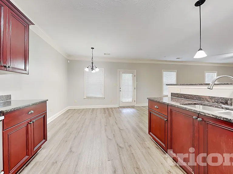 8015 Battle St — Photo 5