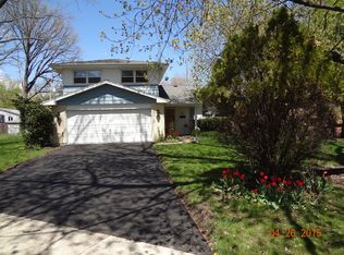 2 Catalpa Ct, Woodridge, IL 60517
