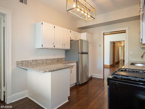 5th image of 823 W Belle Plaine Ave APT 2