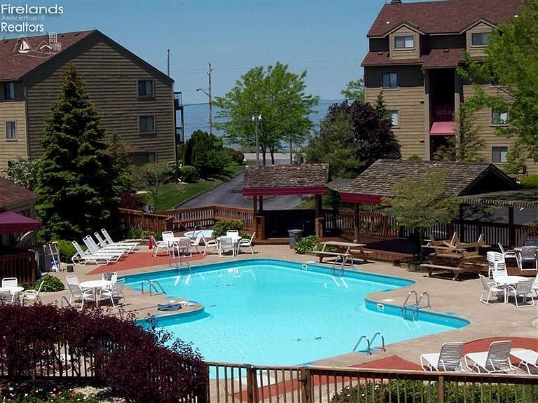2nd image of 509 W Lakeshore Dr #2