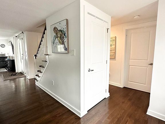 4th image of 406 Amber St