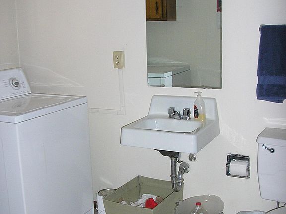 W/D Room 1/2 Bathroom