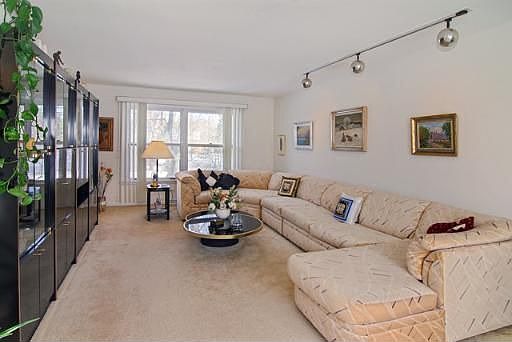 2nd image of 10S201 Hampshire Ln E