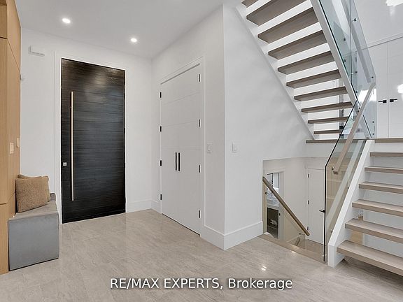 3rd image of 7 Woodvalley Dr