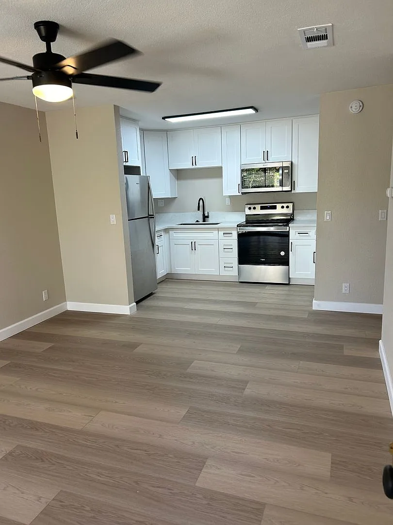 Beautiful Remodeled 2 bedroom 1 bath — Photo 2