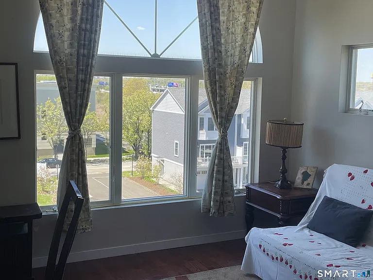 133 Harbour Close — Photo 3