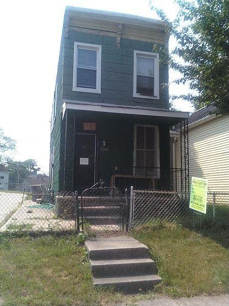 2nd image of 2405 Puget St