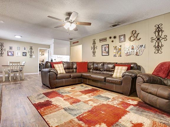 5th image of 325 Pecan St
