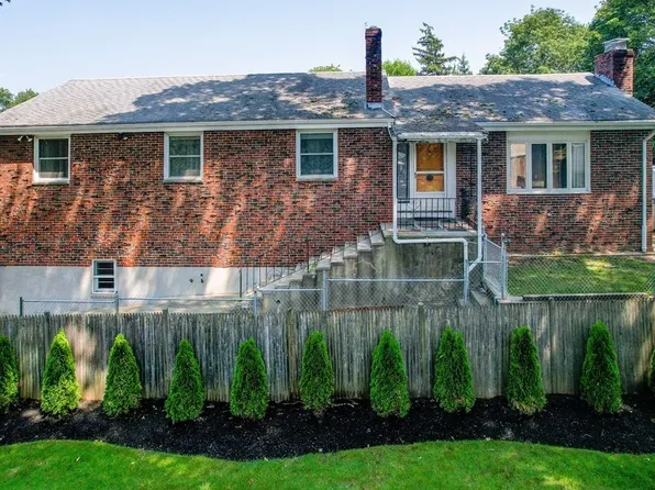 7 Carol St, Stoneham, MA 02180