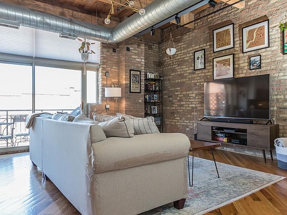 4th image of 3900 N Claremont Ave Unit 202