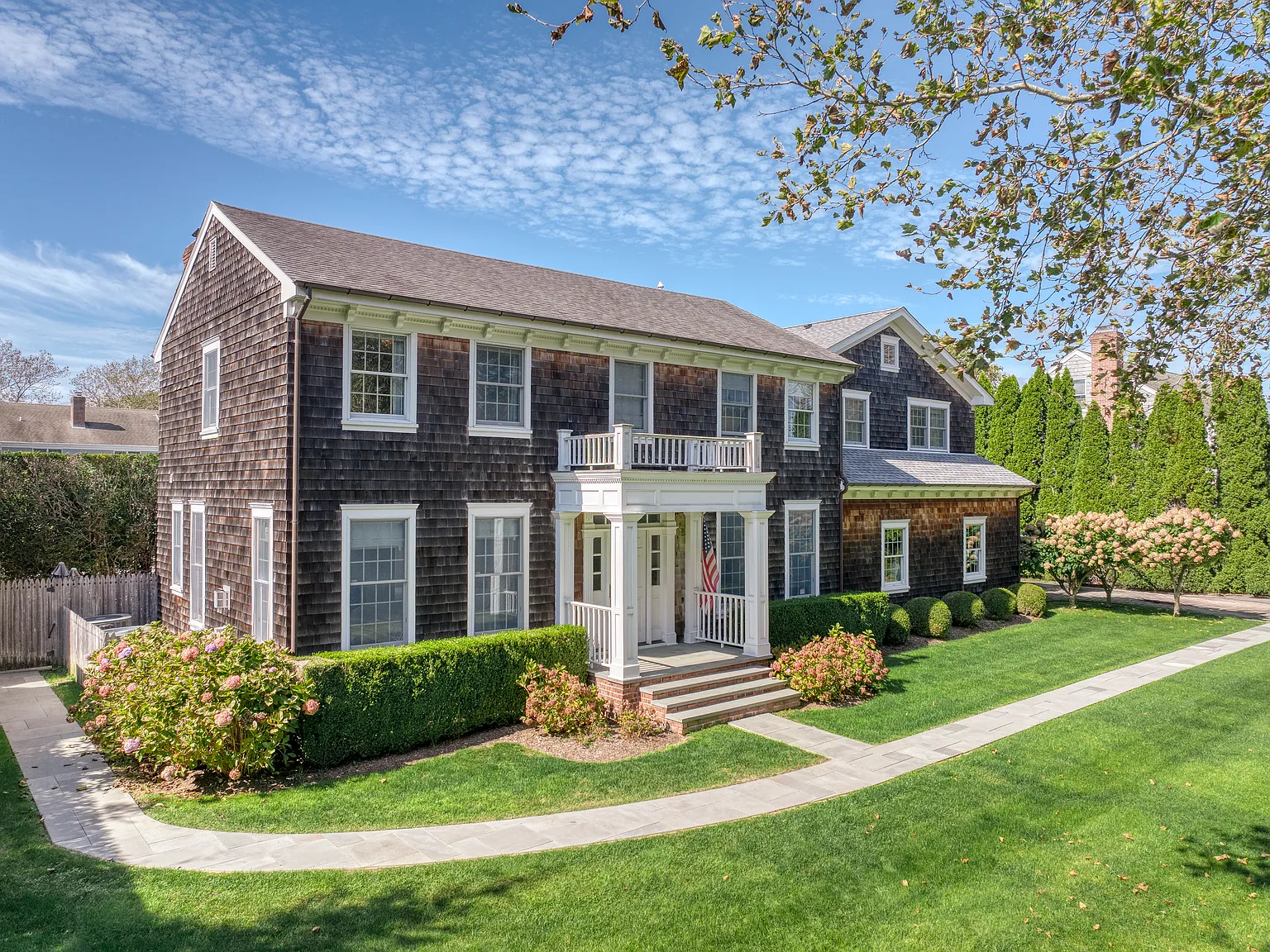 Well appointed and Spacious in Southampton Village — Photo 2