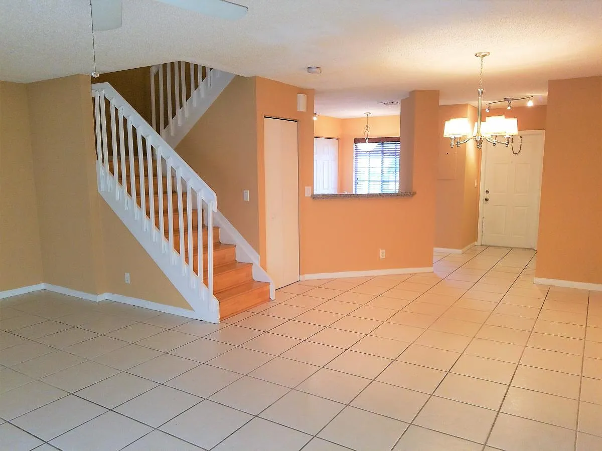 4718 SW 13th Court — Photo 3