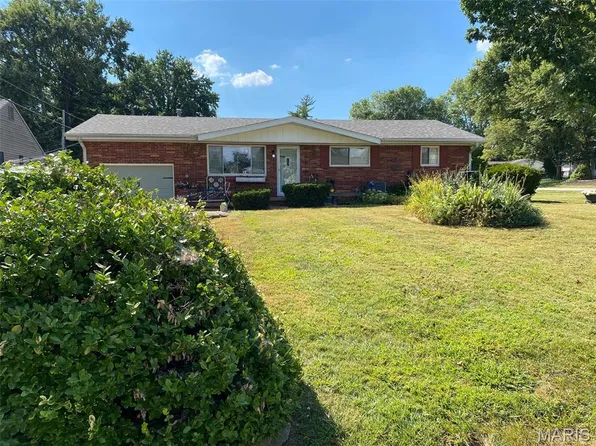 12 Linda Dr, Fairview Heights, IL 62208