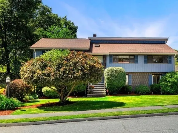 7 Oakridge Dr, Saugus, MA 01906