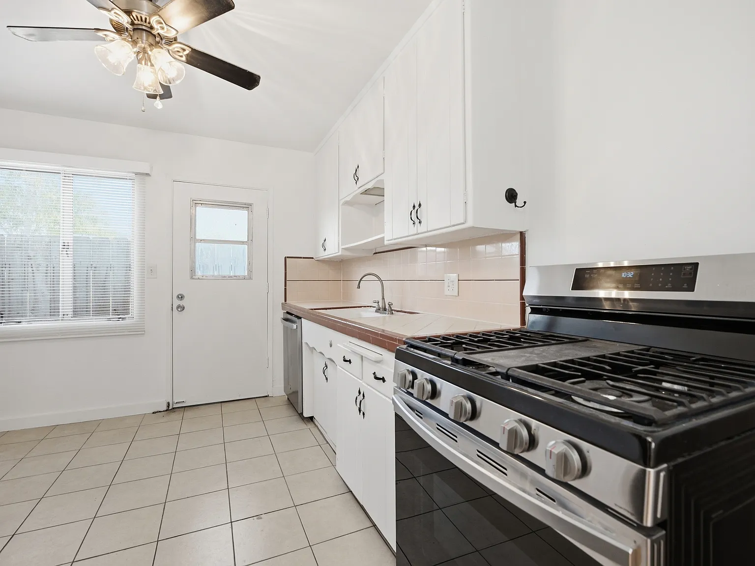 2 bed, 700 sqft, $2,525 — Photo 2