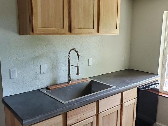 4th image of 2835 E 8th St #B