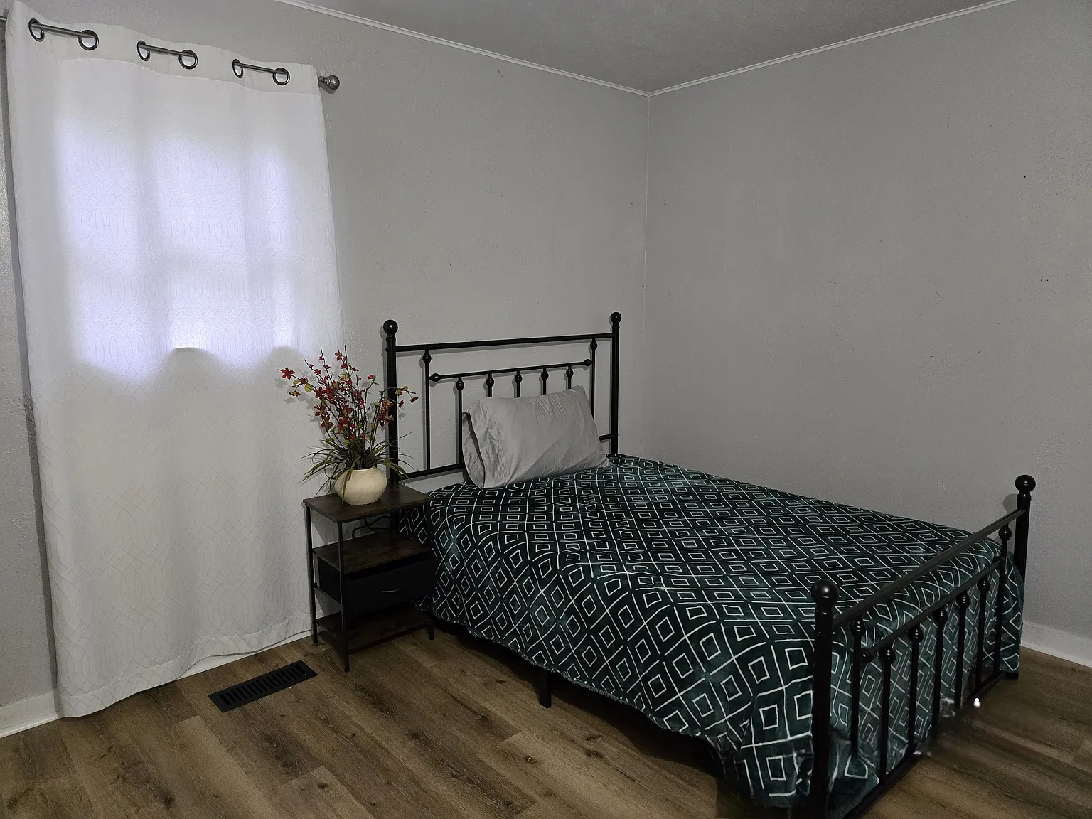 4 bed, 1758 sqft, $3,300 — Photo 4