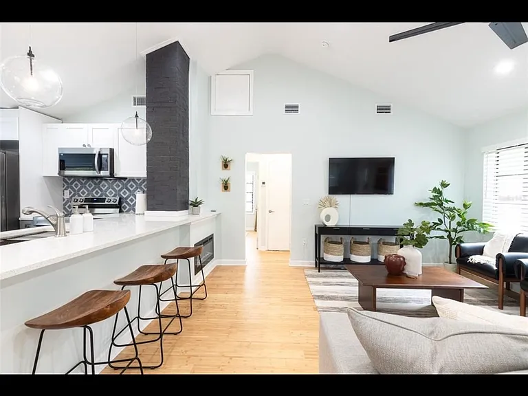 818 W Plymouth St — Photo 19