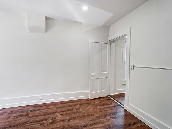 4th image of 206 Washington St