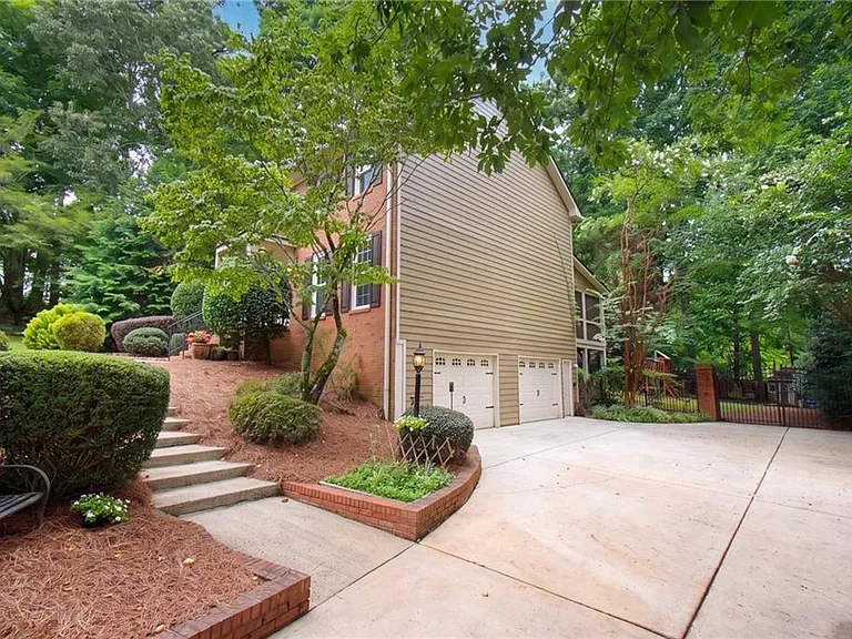 320 Derby Ridge Trce — Photo 2