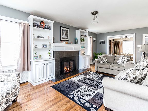 Living Room with fireplace