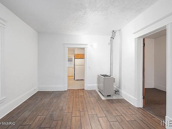 3rd image of 900 Davis Ave NW