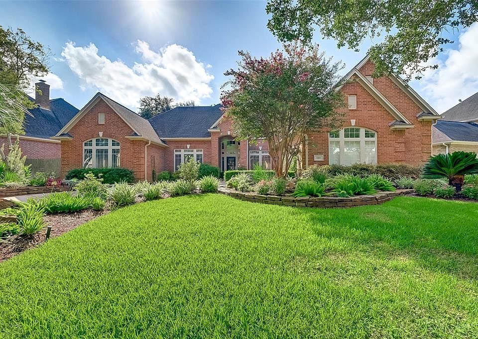 Welcome to 3303 Oakmont Drive.