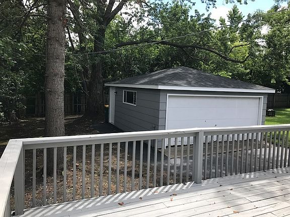 4th image of 1621 Round Lake Dr