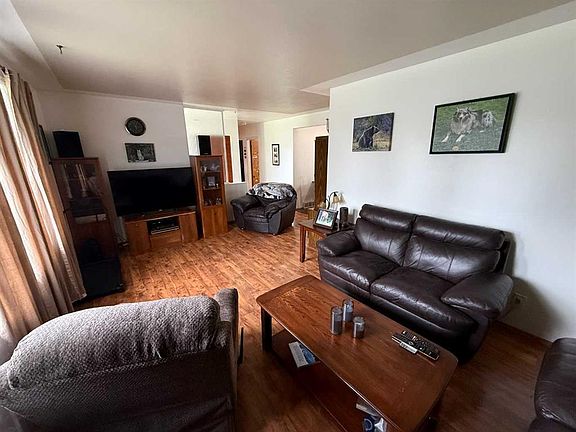 3rd image of 107 W Fraser St